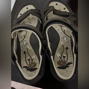 Price drop Gold Pigeon ladies walking sandal size 38. (7-71/2)